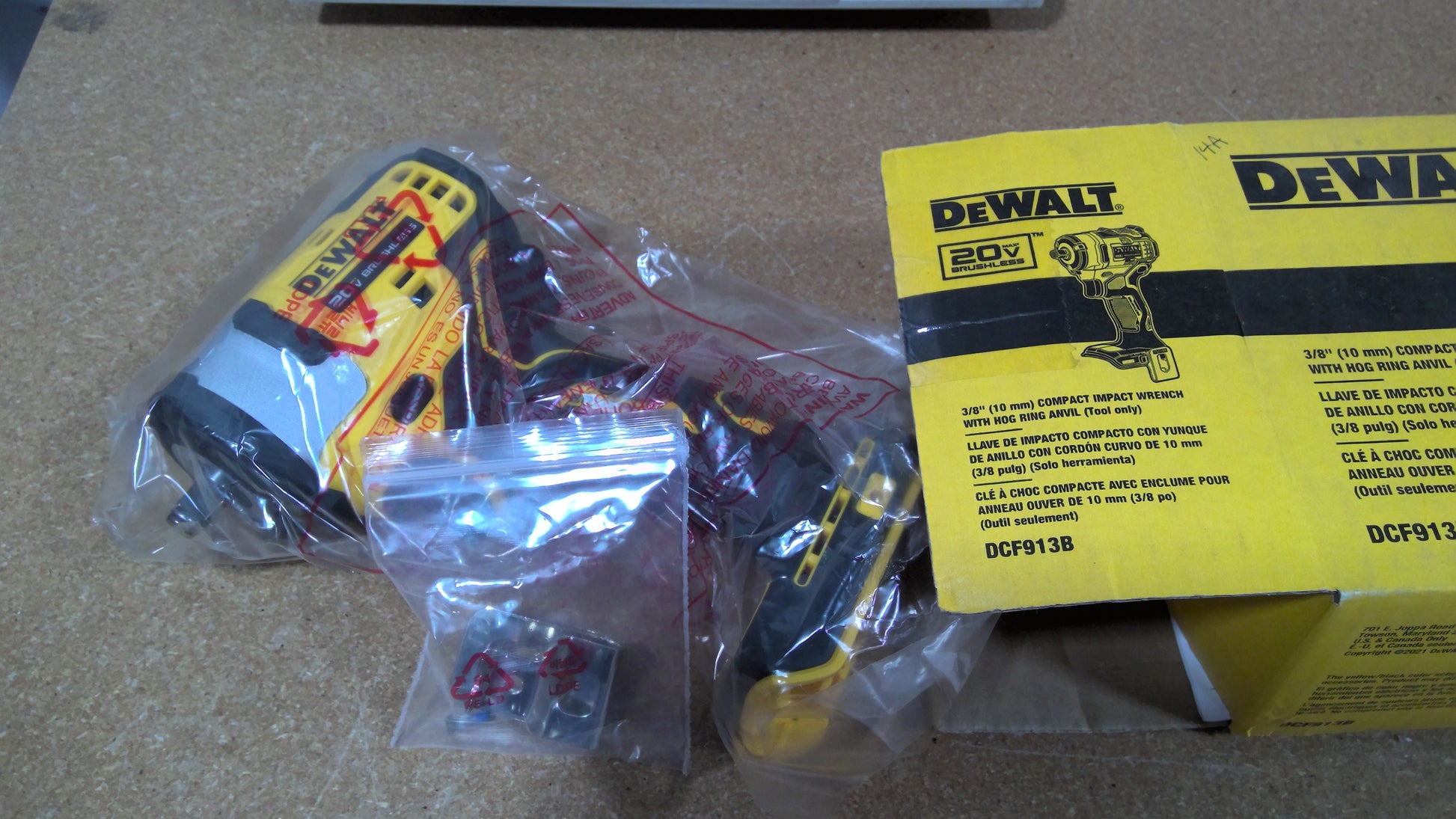 DEWALT - DCF913B - 0V MAX 3/8 IN. CORDLESS IMPACT WRENCH WITH HOG RING ANVIL (TOOL ONLY)