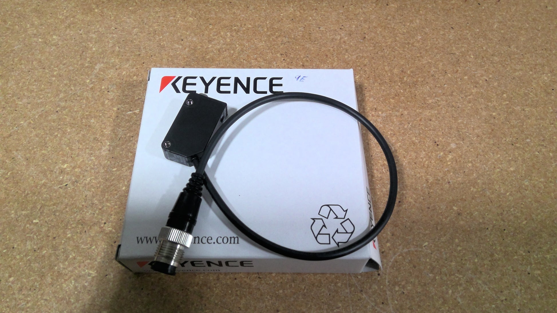 KEYENCE - PZ-V33P - Square Reflective M12 Connector Type, PNP
